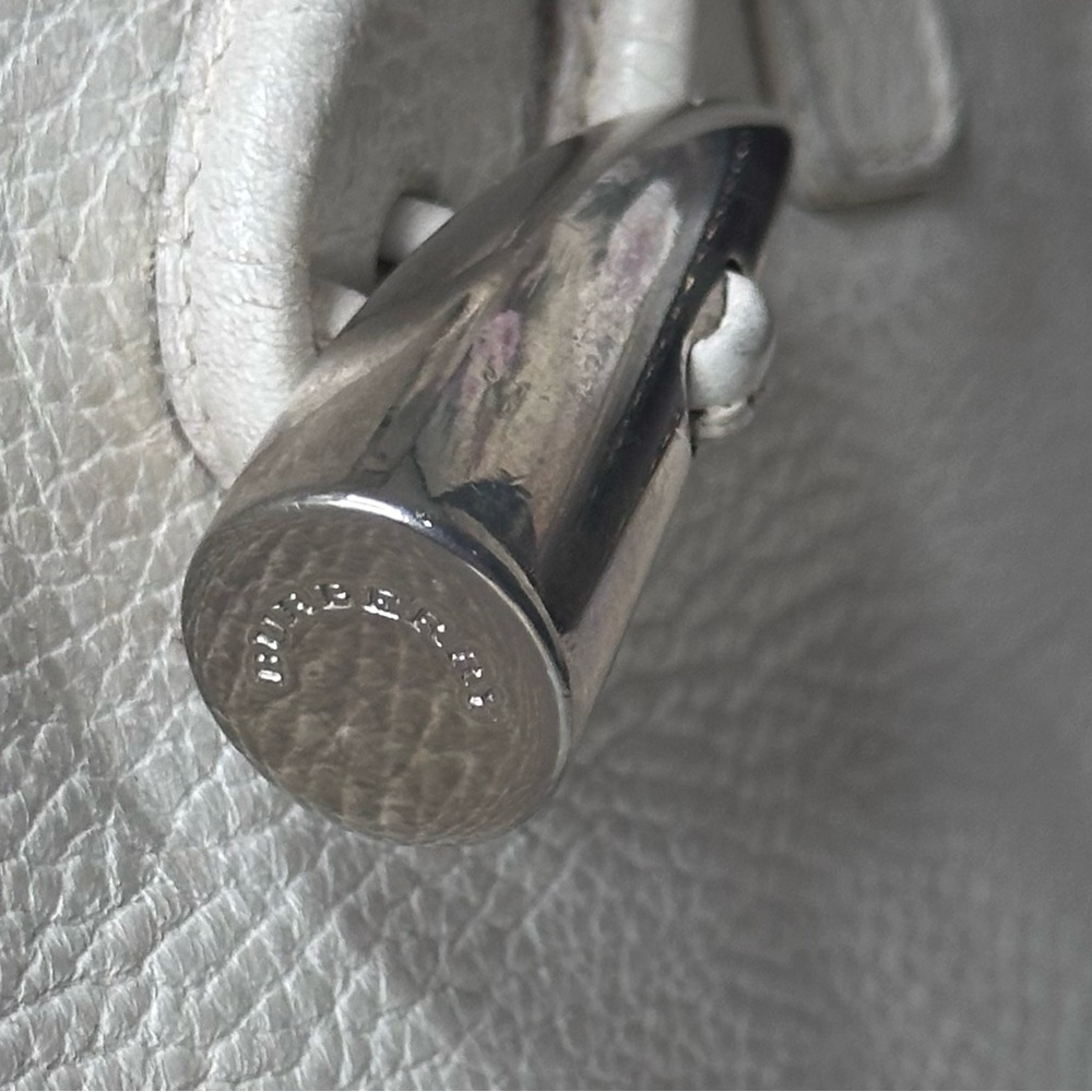 Elegant Burberry White Leather Tote Bag - Picture 4 of 16